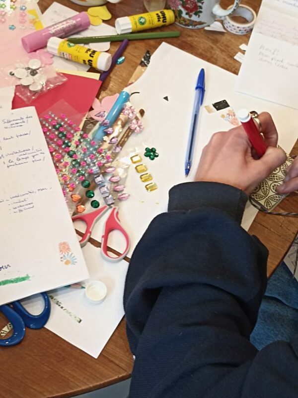 Ecriture-plastique-et-papier-Kraft